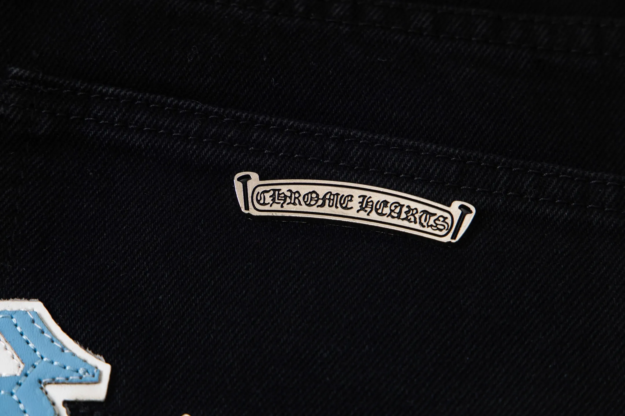 P260 Chrome Hearts Black Pants, Sanskrit Blue and White Multi-Leather Jeans. CH jeans need to be washed and then disassembled and hand-stitched with sheepskin cross leather and then spliced ​​together. The whole piece has too many craftsmanship to explain. The patchwork is decorated with cross patterns and the high-waisted washed jeans! ! Absolutely high-end luxury products, god-level single products and super popular products, made with top heavy industry, a must-see magic weapon. Customized hardware. The fabric is thick and soft after washing. It has good breathability. Customized small leather label. Unique design. The details are simple and elegant, and the workmanship is exquisite. The entire trousers are neatly routed and the details are in place! It’s so cool that both men and women can easily control the genderless trend! Style number: 1801# Color: black Size: 28 30 32 34